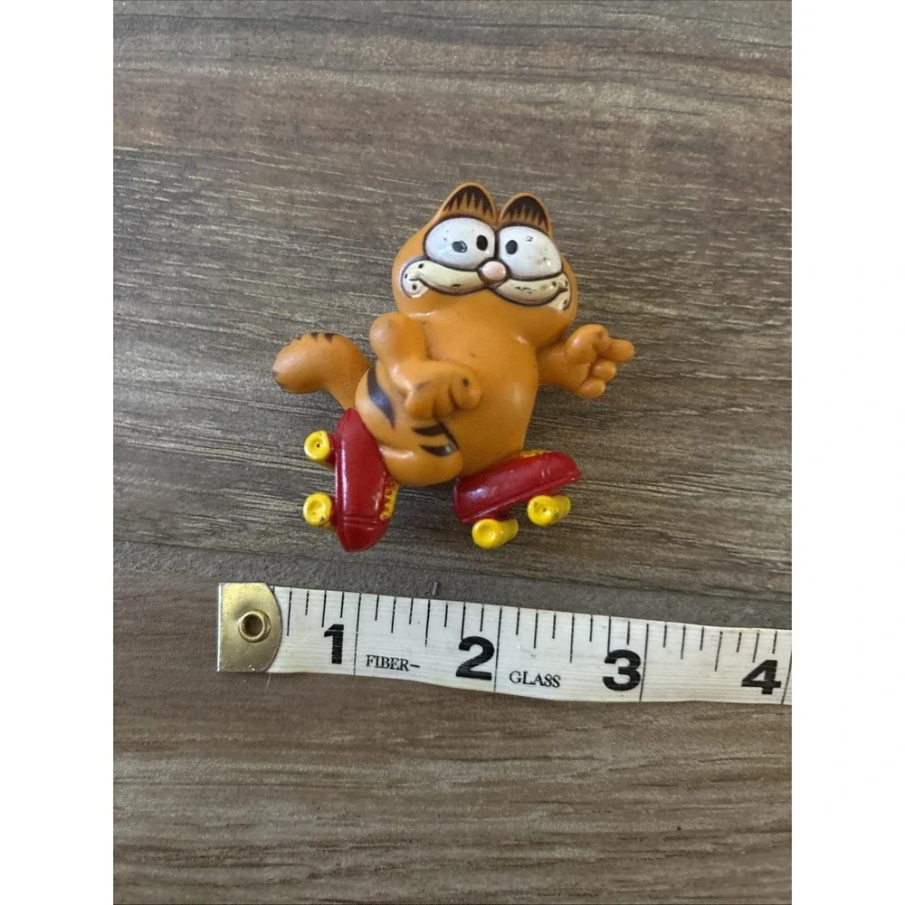 Vintage 1980's Garfield Red Roller Skates Figure 2.5